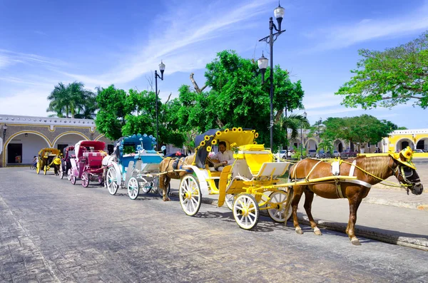 Izamal sokakta turist küçük yük arabalar — Stok fotoğraf