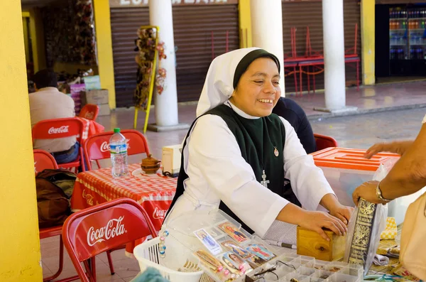 Nonne verkauft Bibeln in Izamal — Stockfoto