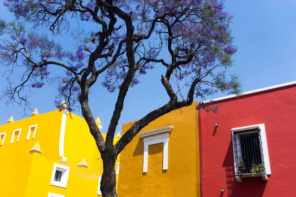 Puebla sarı ve kırmızı evde — Stok fotoğraf