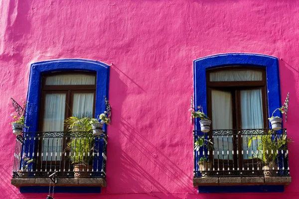 Färgglada koloniala fasad i Puebla — Stockfoto