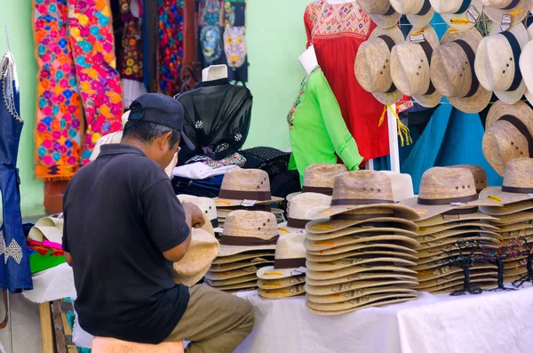 Homem vende chapéus e roupas em Oaxaca — Fotografia de Stock