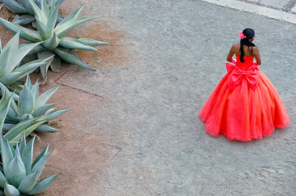 Fille avec robe colorée sur la place principale à Oaxaca, Mexique — Photo