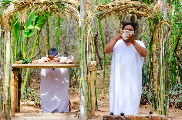 Twee mannen doen een Maya ceremonie in Uxmal — Stockfoto