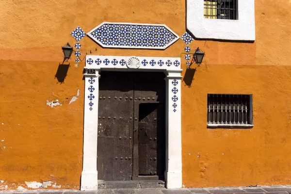 Оранжевый фасад в центре города Пуэбла — стоковое фото