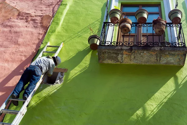 Человек, работающий над зданием в Пуэбле , — стоковое фото