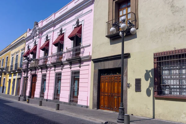 Case coloniali in strada nel centro di Puebla — Foto Stock