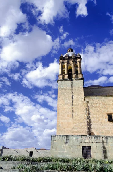 Seitenansicht der Santo Domingo Kirche in Oaxaca — Stockfoto