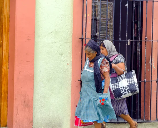 Mulheres andando na rua em Oaxaca — Fotografia de Stock
