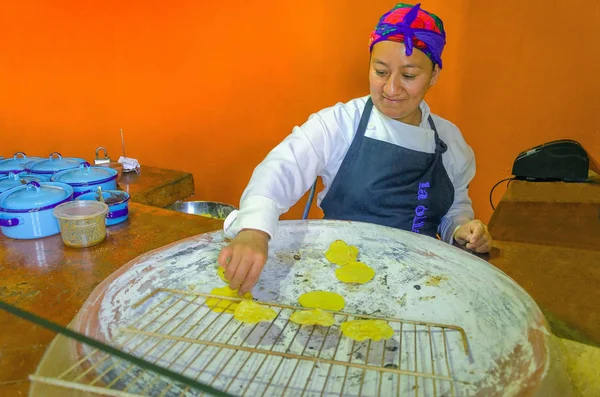 Frau kocht Tortillas in Oaxaca — Stockfoto