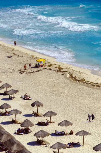 Turistas en la playa de Cancún —  Fotos de Stock