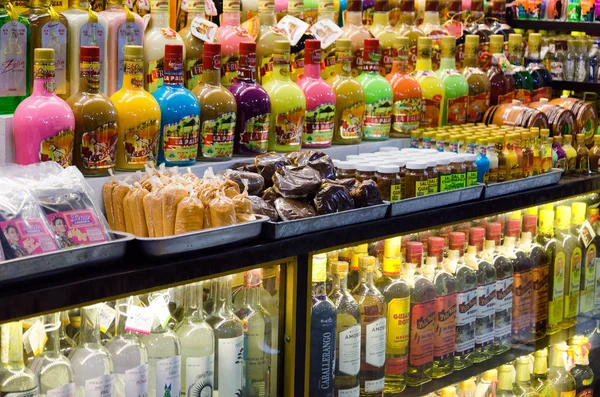 Coloridas Botellas de Mezcal en Escaparate en Oaxaca — Foto de Stock