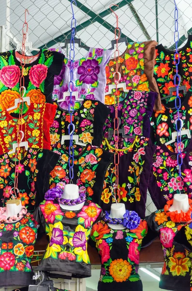 Blusas tradicionais bonitas em Oaxaca — Fotografia de Stock
