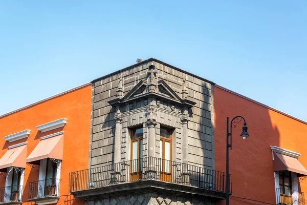 Architecture orange et pierre — Photo