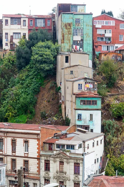 Gebäude auf einem steilen Hügel in Valparaiso — Stockfoto