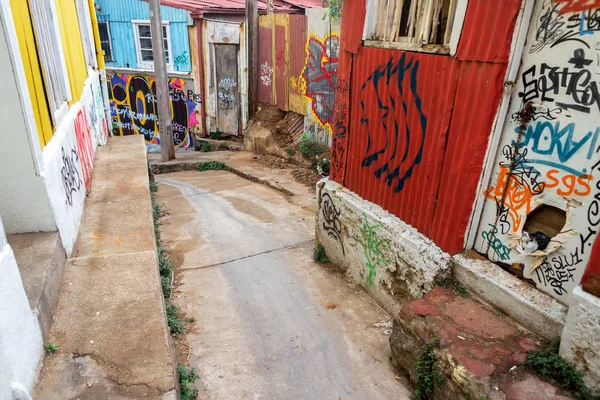 Narrow Street in Valparaiso, Chile — Stock Photo, Image