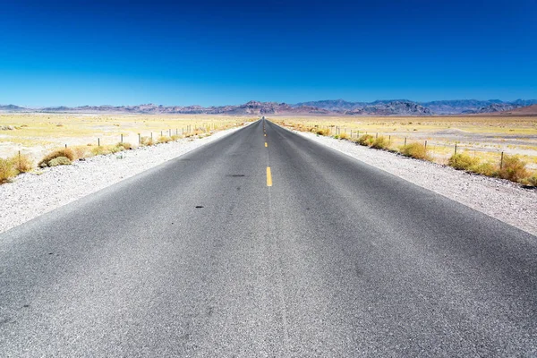 Highway to Death Valley — Stockfoto