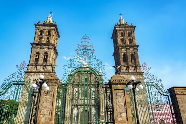 Gate och katedralen — Stockfoto