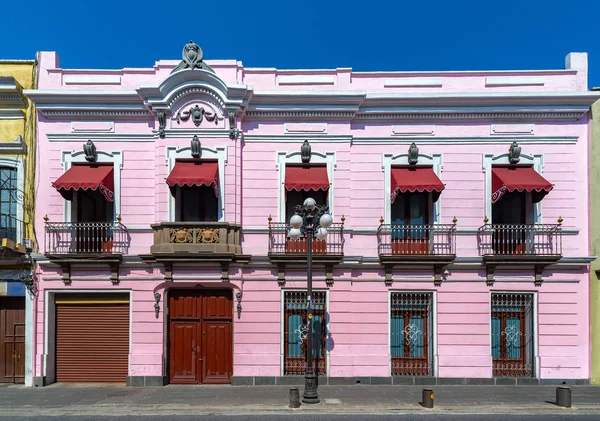 ピンク色の植民地建物 — ストック写真