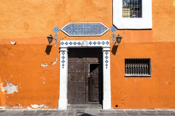 Oranžové koloniální architektura — Stock fotografie