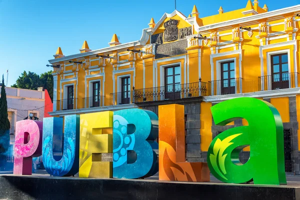 Renkli Puebla işareti ve tiyatro — Stok fotoğraf