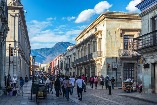 Oaxaca işlek cadde — Stok fotoğraf