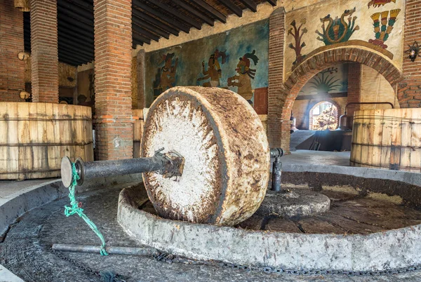 Rueda de molienda de piedra —  Fotos de Stock