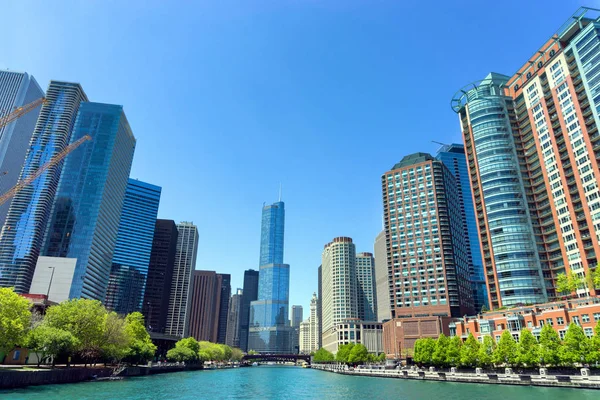 Chicago River et gratte-ciel — Photo