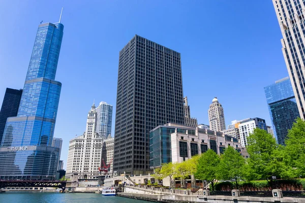 Chicago Fluss und Wolkenkratzer — Stockfoto