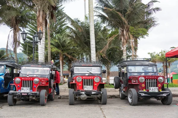 Jeep Willys rosse in Colombia — Foto Stock