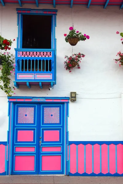 Kleurrijke deur en balkon — Stockfoto