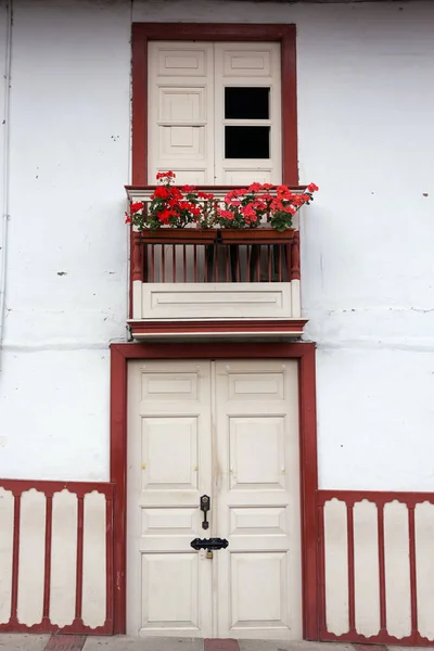 Koloniální dveře a balkon — Stock fotografie