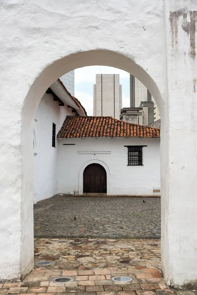 Kolonialarchitektur in cali, kolumbien lizenzfreie Stockbilder