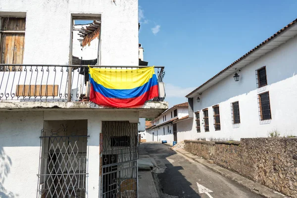 Kolumbianische Flagge in cali, kolumbien — Stockfoto