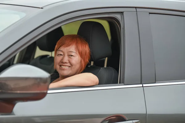 Sorrindo asiático mulher dirigindo um carro — Fotografia de Stock