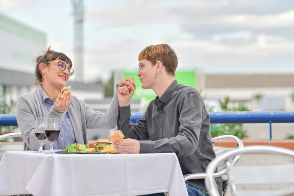 Paar isst ein Fast-Food-Restaurant — Stockfoto