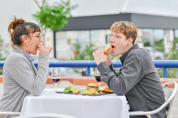 Freunde oder Paar essen Fast Food — Stockfoto