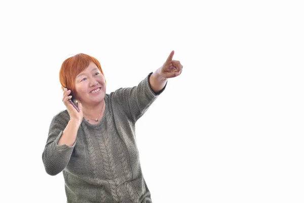 Asiatische Frau, die auf dem Handy und mit dem anderen spricht, zeigt. — Stockfoto