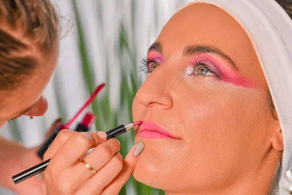 专业化妆师用口红进行的模特特写 — 图库照片