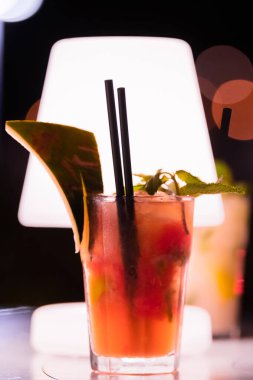 Küçük bardakta servis edilen lezzetli meyve kokteyli.