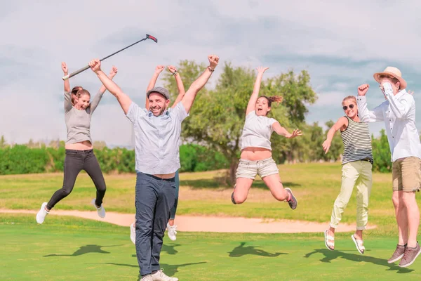 Jugendliche feiern fröhlich auf dem Golfplatz — Stockfoto