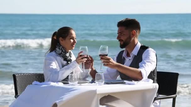 年轻夫妇在海滩上吃饭和饮酒带来了浪漫的气氛 浪漫的概念 — 图库视频影像