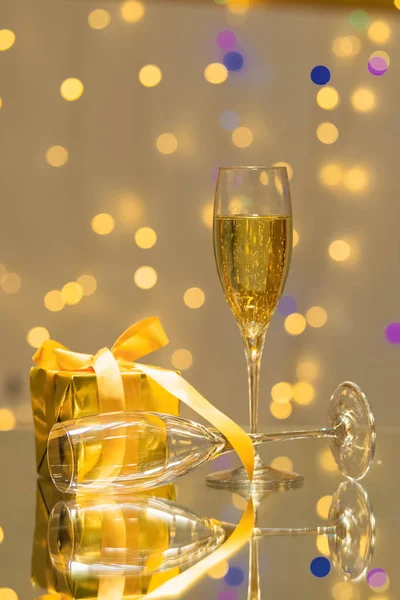 Dois copos de champanhe com uma caixa de presente — Fotografia de Stock