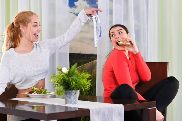 Duas mulheres se divertem comendo comida saudável — Fotografia de Stock