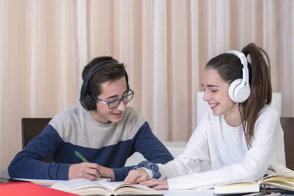 Um casal de adolescentes trabalhando em um projeto — Fotografia de Stock