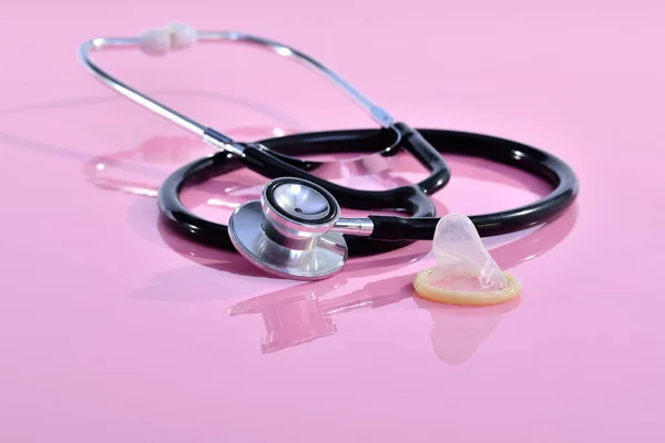 Stetoskop obok gumowej prezerwatywy — Zdjęcie stockowe