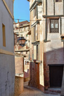 Ortaçağ şehrinde dar kaldırım taşı caddesi