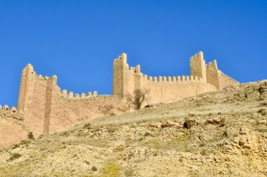 Mavi gökyüzüne karşı güzel bir ortaçağ surları