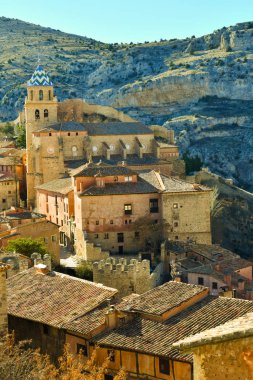 Güzel ortaçağ kilisesi eski evlerle çevrili.