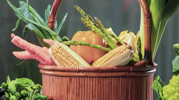 Cesta llena de verduras frescas de aspecto surtido — Foto de Stock