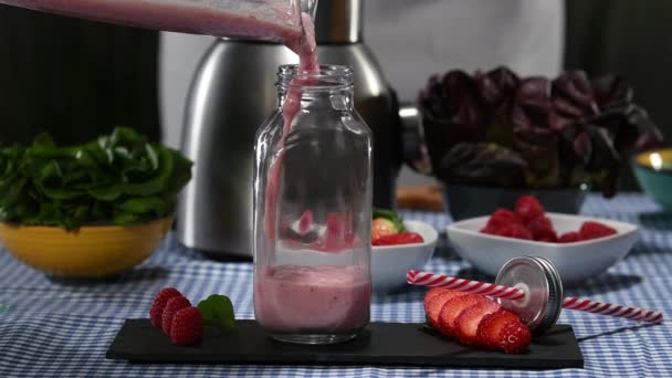 Lezzetli Taze Çilekli Milkshake Ağır Çekimde Kavanozdan Ahududu Çilek Dilimleriyle — Stok video